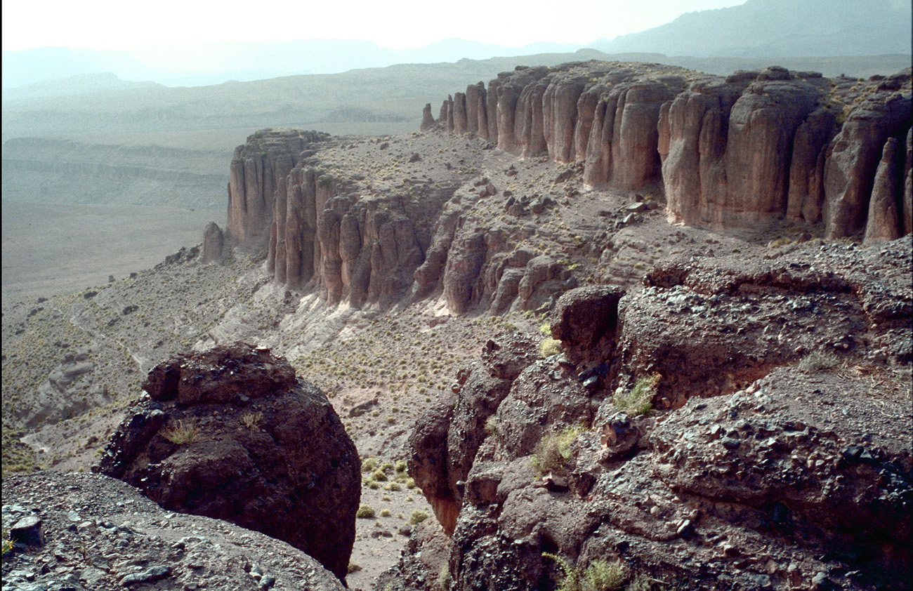 mar99_100 djebel sarhro.jpg - Djebel Sarhro, avr-99 partie centrale relief basaltique Elite Chrome 100